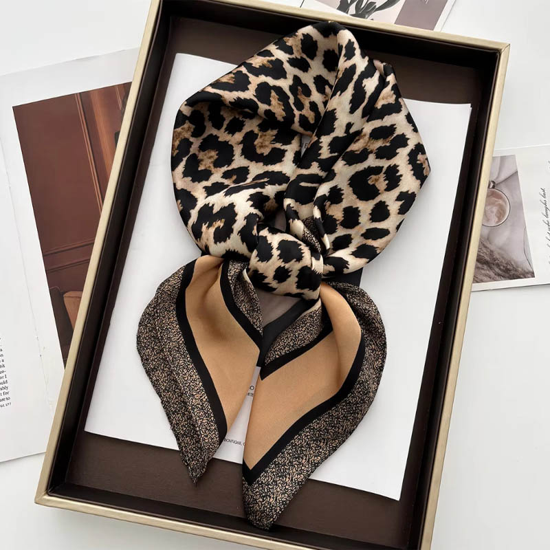 Luxury Leopard Print Female Sa - Ascot Neck Scarf recension och pris