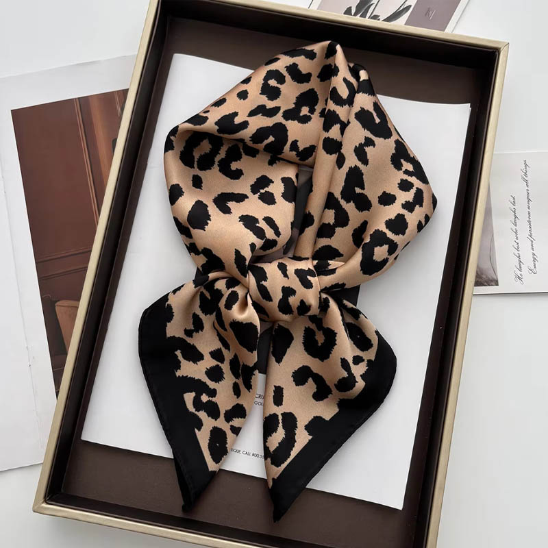 Luxury Leopard Print Female Sa - Ascot Neck Scarf recension och pris
