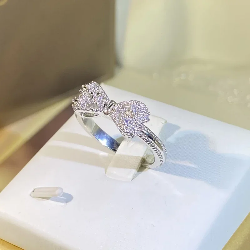 Fancy Bow Ring with Dazzling C - Tie Clip Silver recension och pris