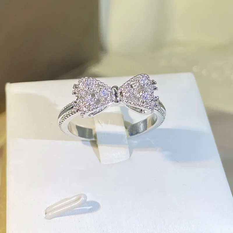 Fancy Bow Ring with Dazzling C - Tie Clip Silver recension och pris